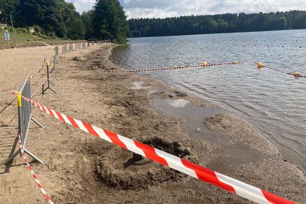 A Aydat, près de Clermont-Ferrand, la baignade est interdite depuis le 5 août.