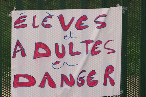 Une banderole devant le collège Jules Ferry à Marseille où des enseignants et des élèves ont été caillassés le 12 Novembre dernier.