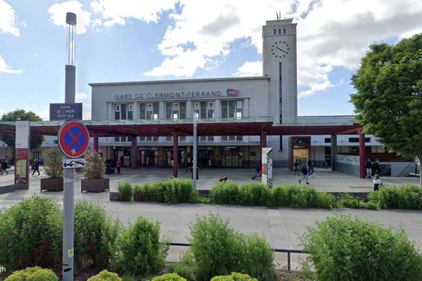 Ce vendredi 31 mai, des militants LFI ont été verbalisés alors qu'ils tractaient aux abords de la gare de Clermont-Ferrand.