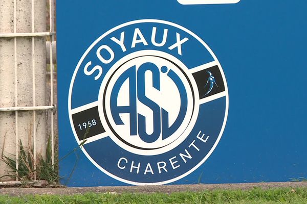 Le logo du club aux abords du stade