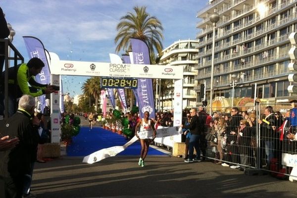 Prom'Classic 2013: James Theuri (FRA) remporte l'épreuve en 28 minutes et 50 secondes