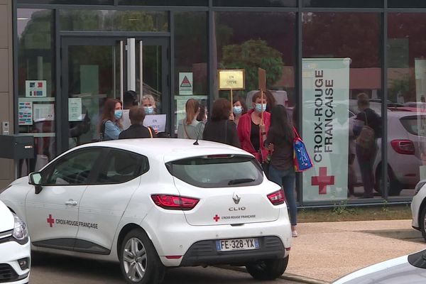 Les grévistes ont débrayé ce vendredi matin à l'entrée du centre de formation de la Croix-Rouge à Quetigny (Côte-d'Or)