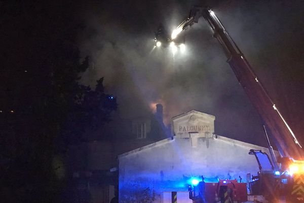 L'incendie a ravagé la toiture du château mais n'a pas endommagé les chais du domaine. 