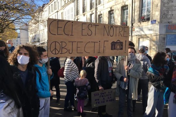 Au moins mille personnes dans les rues de La Rochelle contre les violences policières et la loi de sécurité globale