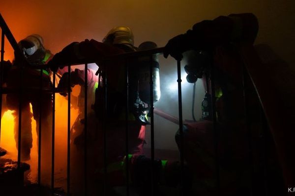 Deux pompiers ont été légèrement blessés dans l'intervention.