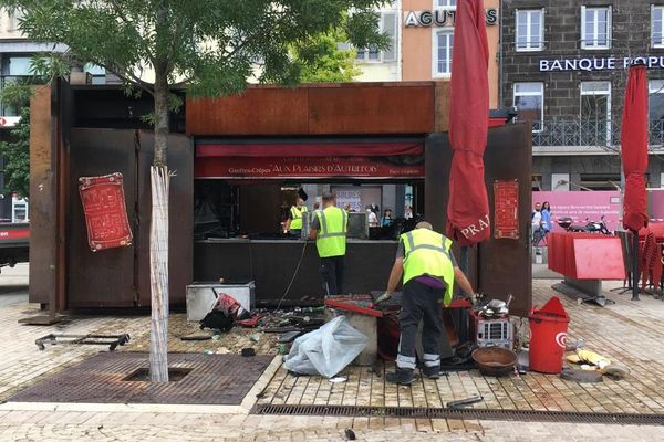 Mardi 27 juillet, vers 12h30, un kiosque de la place de Jaude à Clermont-Ferrand a pris feu.