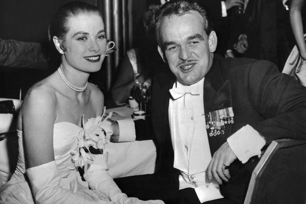 La Princesse Grace de Monaco et son époux, le Prince Rainier III, le 1er juin 1956, deux mois après leur mariage. Du 19 au 28 avril 2019, une exposition met à l'honneur la figure de cette princesse et ancienne actrice, à l'occasion de l'année de ses 90 ans.