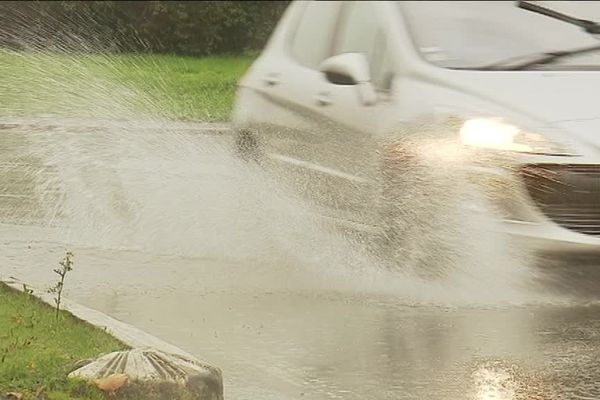 Les pluies importantes provoquent des inondations, notamment sur les routes. Prudence.