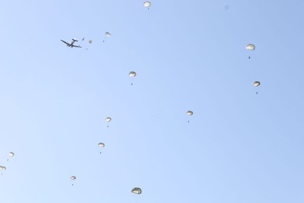 Un ciel envahi par les parachutes à la Fière (Manche).