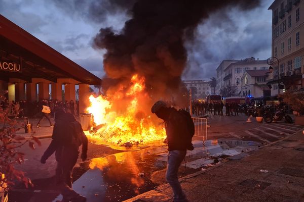 Dopu à i viulenzi di l'ultimi manifestazioni, un manifestu scrittu da una cinquantina di parsoni chjama à l'appaciamentu.