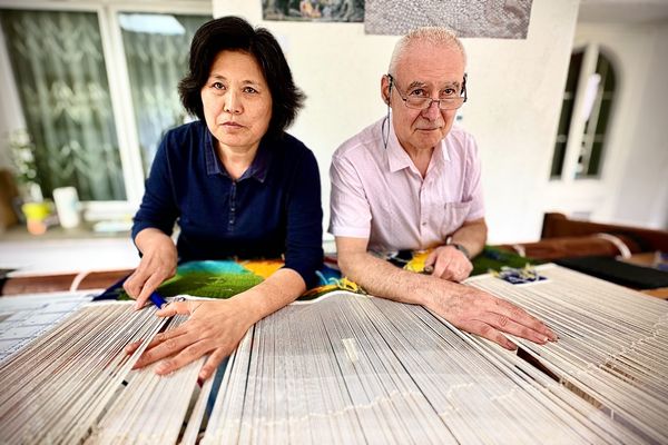 Marie et Patrick Guillot préparant la futur tapisserie pour la coupe du monde de rugby 2023