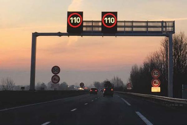 Les panneaux lumineux de régulation de la vitesse sur l'A25