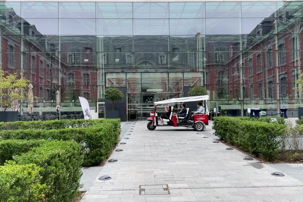 Jusqu'au 31 août 2024, l'office de tourisme de Valenciennes dans le Nord, propose aux touristes de passage et à ses habitants de (re)découvir l'histoire de la ville à bord d'un tuk-tuk électrique.