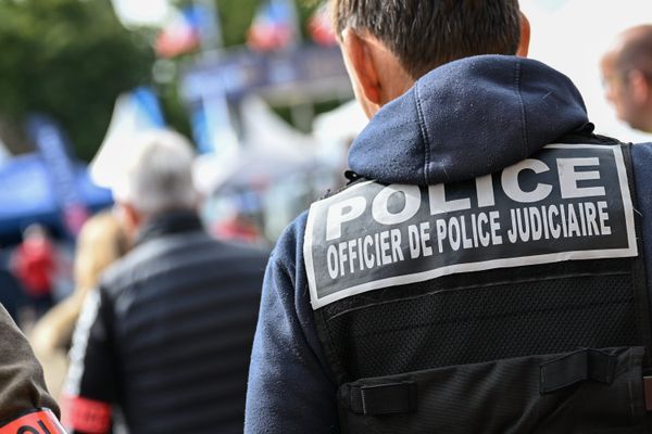 Les officiers de la police judiciaire enqueêtent - archives.