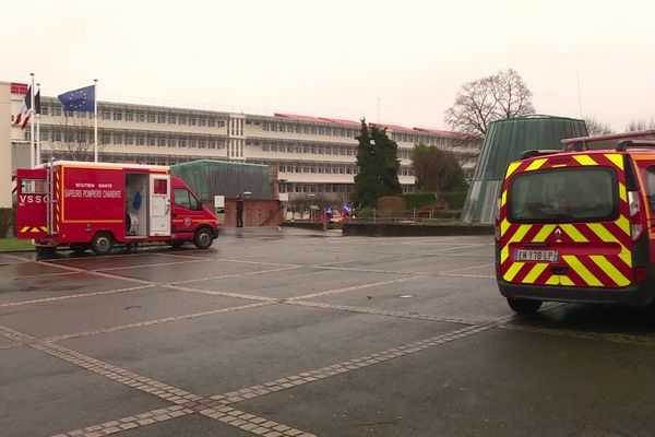 Les deux jeunes hommes sont accusés d'avoir agressé deux personnes au lycée Marguerite-de-Valois à Angoulême