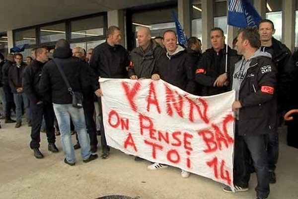 Environs 150 personnes se sont réunies ce mercredi devant la cité judiciaire de Caen pour protester contre la politique du gouvernement en matière de justice