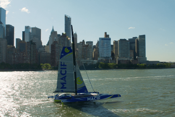 François Gabart dans la baie de NewYork pour le record de la traversée de l'Atlantique nord