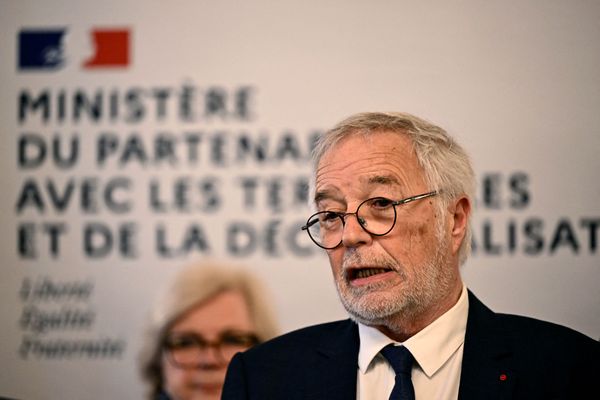 François Rebsamen nommé ministre de l'Aménagement des territoires et de la décentralisation.