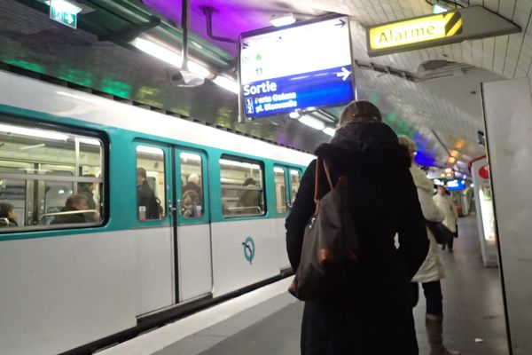 Le "frotteur" qui avait agressé plusieurs adolescentes dans le métro parisien a été condamné à 1 an de prison ferme.