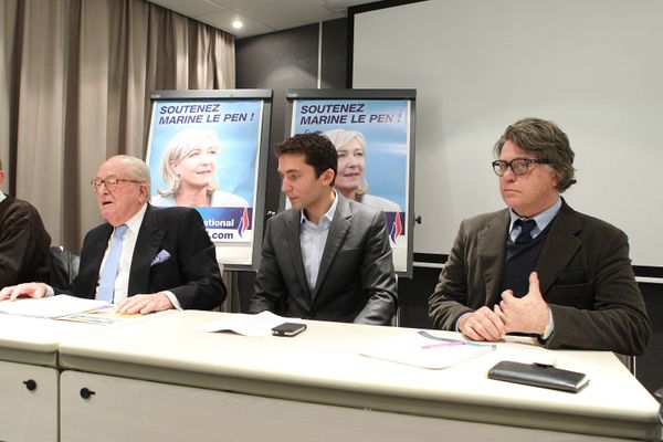 Nîmes - Jean-Marie Le Pen venu soutenir Gilbert Collard candidat aux Légfislatives dans la 2e circonscription du Gard, avec Julien Sanchez - janvier 2012.