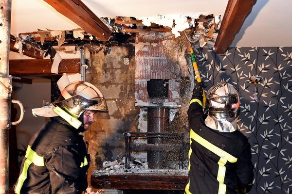 Les pompiers interviennent sur un feu de cheminée à Sexey-aux-Forges (Meurthe-et-Moselle), début 2017.