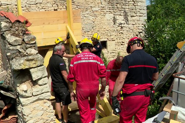 A La Laigne, les pompiers renforcent les murs des habitations, pour envisager de futures réparations.