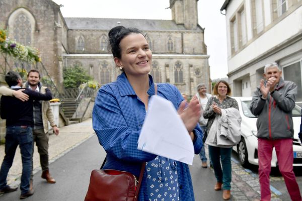 Mélanie Thomin, au soir de sa victoire dans la 6e circonscription du Finistère