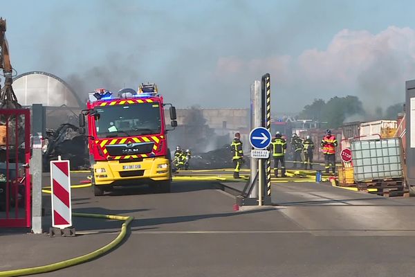 Un incendie s'est déclaré à Illzach dans une entreprise de recyclage de métal à proximité de lignes à très haute tension.