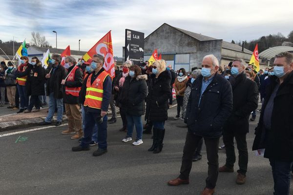 700 personnes se sont rassemblées devant l'entreprise SAM de Viviez (Aveyron) afin d’apporter leur soutien aux salariés de cette entreprise placée en redressement judiciaire depuis décembre 2019 et toujours sans repreneur.