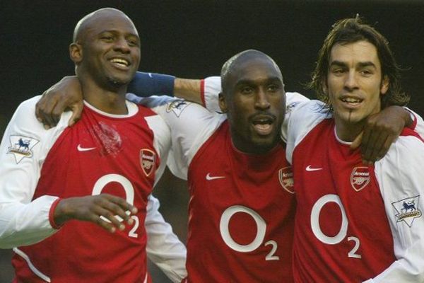 Sol Campbell en 2003 avec Arsenal, entre Patrick Vieira et Robert Pirès.