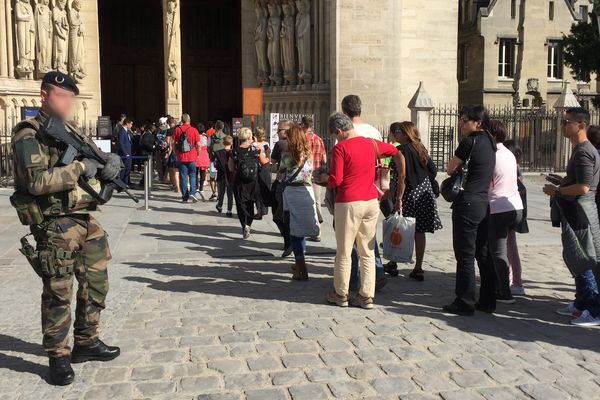 Des fidèles et des touristes devant la cathédrale Notre-Dame de Paris, avant la messe d'hommage aux victimes de l'attentat de Barcelone, le 20 août 2017.