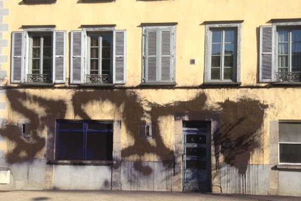 Ce matin, les militants socialistes de Tulle ont retrouvé la façade de leur fédération dans un drôle d'état