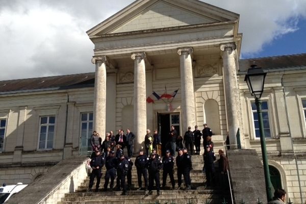 Un important cordon de sécurité a été mis en place devant le tribunal de Châteauroux dans l'attente du verdict. 