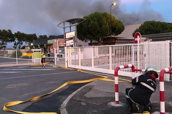 Un incendie s'est déclaré ce samedi aux alentours de 21h dans un entrepôt de Covaldem à Carcassonne - 13 juillet 2019