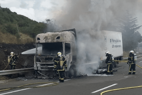 Les pompiers de l'Hérault interviennent sur l'incendie d'un camion qui circulait sur l'autoroute A75 en direction du nord et de Millau.