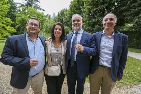 Guillaume Bigot (au centre), le 30 juin au soir, savourant sa qualification pour le 2ᵉ tour des législatives.