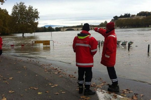 Les pompiers surveillent la crue du Rhône à Avignon. 