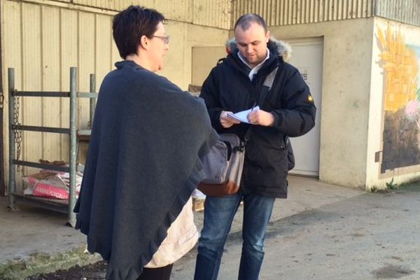 Un journaliste de "Vienne rurale" en train d'interviewer une agricultrice à l'occasion de la Journée des droits des Femmes