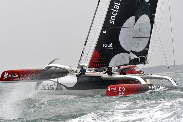 Le trimaran Actual au large de la Trinité-sur-Mer (Morbihan) en décembre 2015