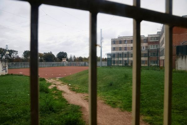 Un détenu a simulé une tentative de suicide pour être transporté à l'hôpital de Pontoise où l'attendaient deux complices.