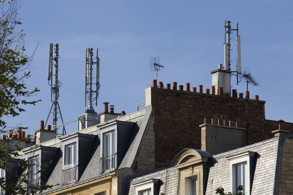 Des antennes de télécommunication installées sur un toit de Paris. (Illustration)