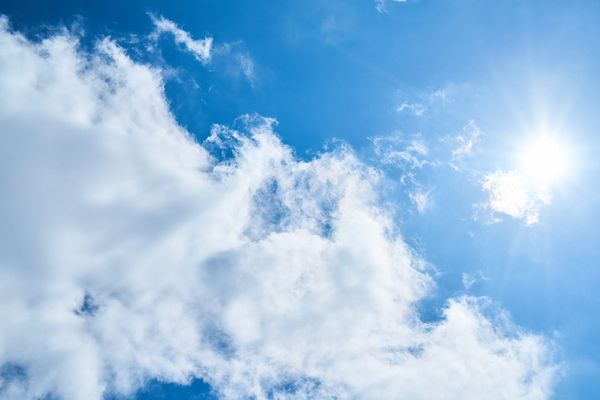 Un grand ciel bleu et un soleil généreux 