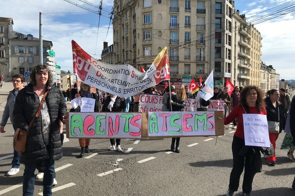 Les fonctionnaires étaient en grève et dans la rue aujourd'hui. Une journée d'action nationale pour réclamer une augmentation de leur salaire. À Limoges, la manifestation a rassemblé environ 600 personnes.