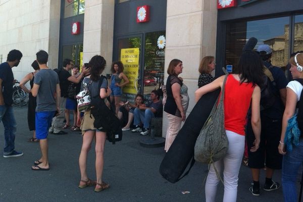 Devant le supermarché en milieu de journée