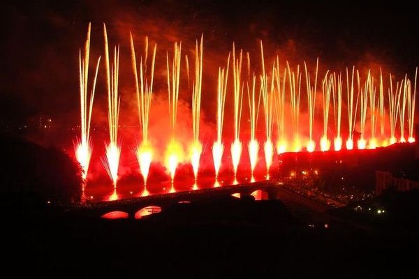 Une vue du feu d'artifice à Toulouse ce 14 juillet