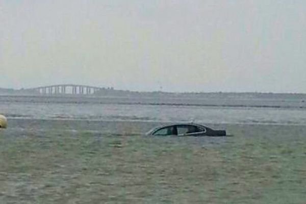 Une voiture surprise hier par la marée à Noirmoutier