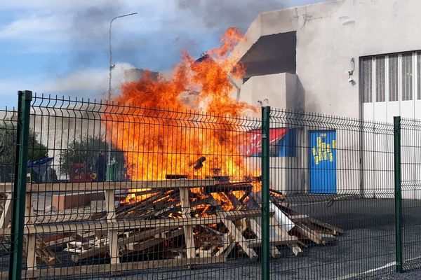 Le personnel pénitentiaire a bloqué ce matin l'entrée de la maison d'arrêt de Villeneuve-les-Maguelone. Une action intersyndicale reprochant à la direction de ne plus attribuer les postes à l'ancienneté et de sanctionner selon elle les agents en arrêt maladie de retour à leur poste. 