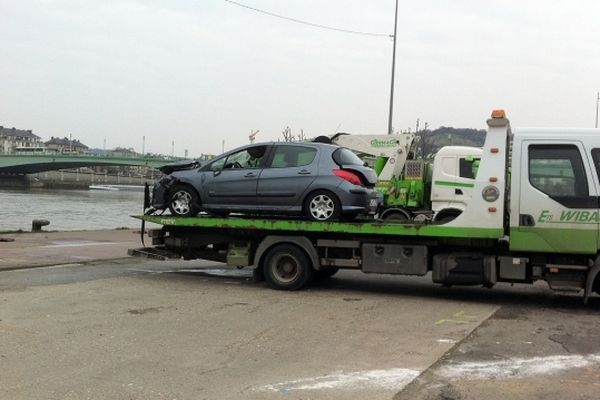 La voiture tombée dans la Seine a été repêchée dans la Seine.