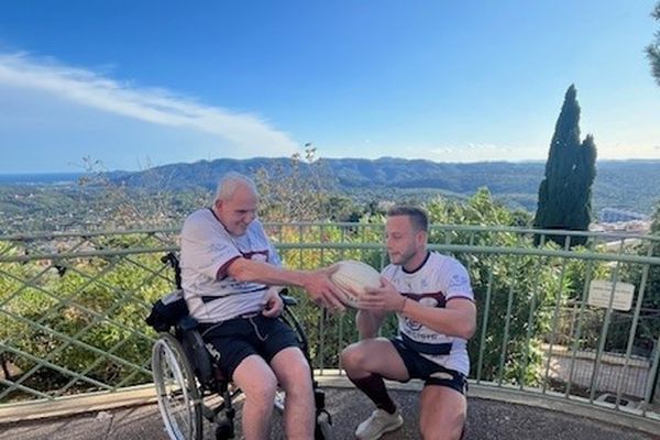 Un résident de l'Ehpad de Grasse échangeant la balle avec un membre de l'équipe de Rugby de Grasse