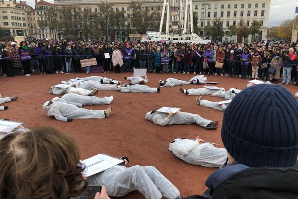 Place Bellecour, Lyon, samedi 25 novembre 2023 : happening des femmes en blanc, en hommage à celles qui sont tombées sous les coups.